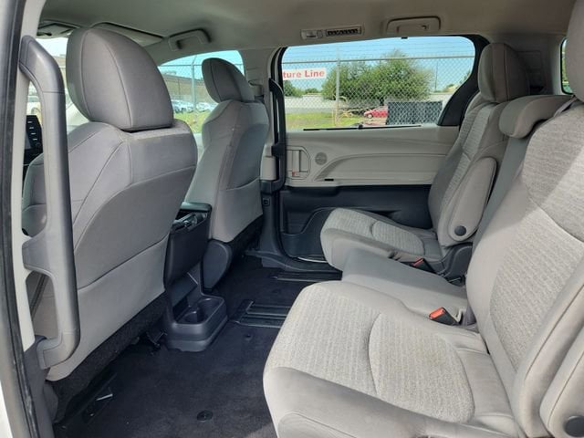 Thumbnail: 2021 Toyota Sienna - 16