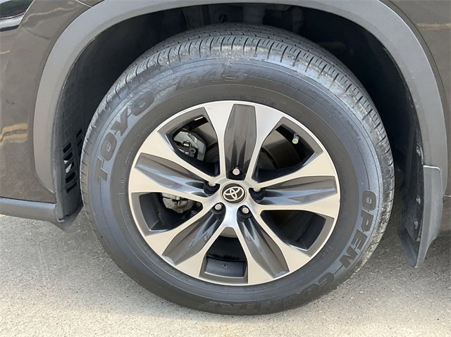 Thumbnail: 2023 Toyota Highlander - 12