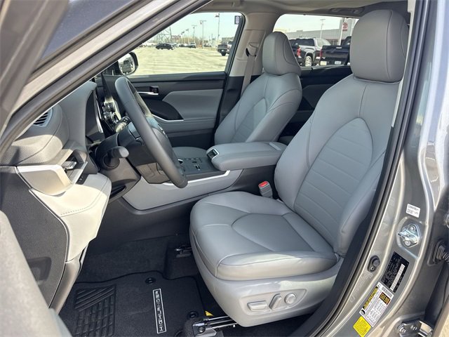 Thumbnail: 2026 Toyota Highlander - 12