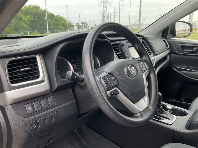 2019 Toyota Highlander LE 10