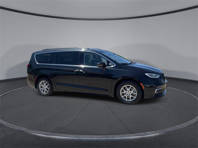 2022 Chrysler Pacifica Touring 2