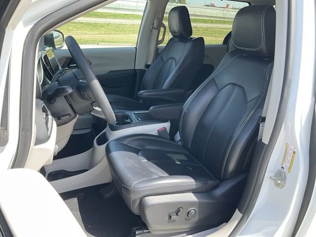 Thumbnail: 2023 Chrysler Pacifica - 12