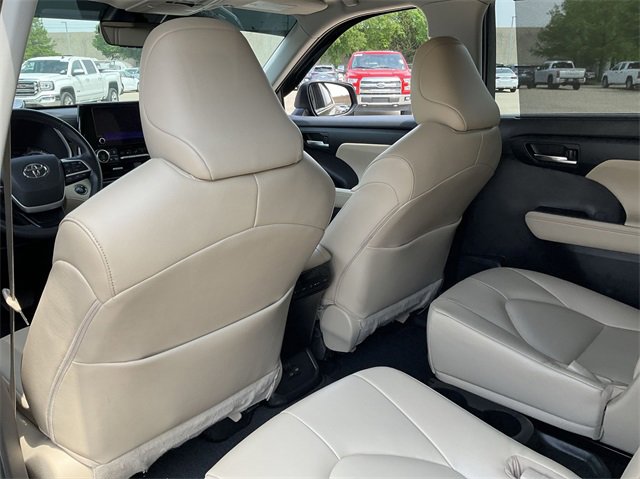 Thumbnail: 2023 Toyota Highlander - 15