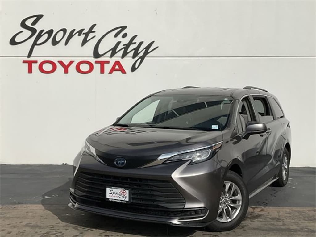 Used 2022 Toyota Sienna LE 8 Passenger Van Passenger Van