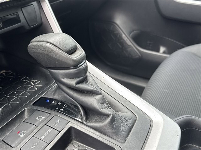 2020 Toyota RAV4 LE 22
