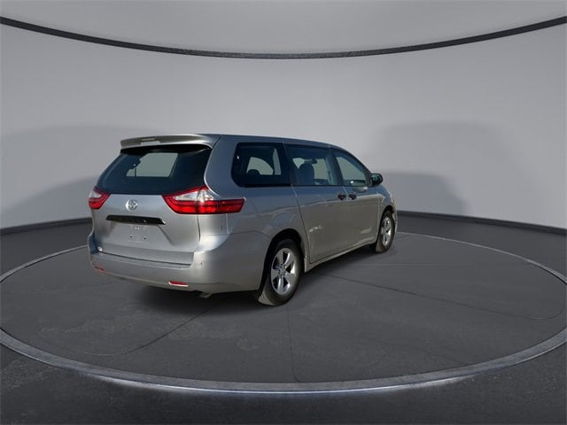Thumbnail: 2015 Toyota Sienna - 8