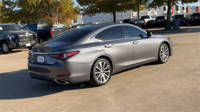 Thumbnail: 2020 Lexus ES - 8