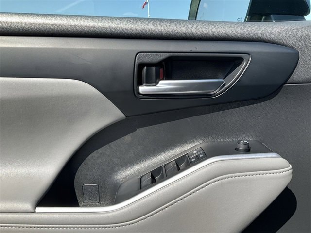 Thumbnail: 2021 Toyota Highlander - 14