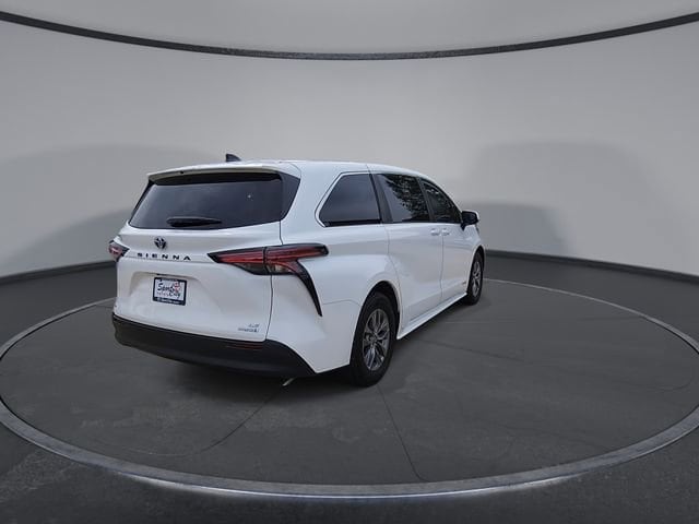 Thumbnail: 2021 Toyota Sienna - 8