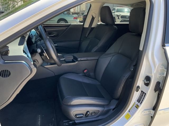 Thumbnail: 2020 Lexus ES - 12