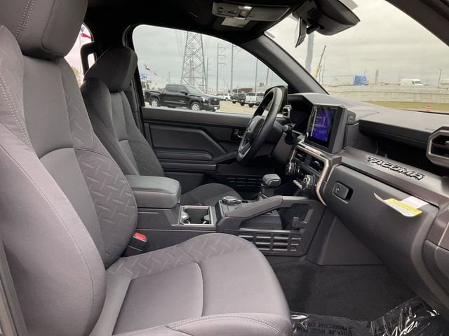 2025 Toyota Tacoma SR5 - Photo 17