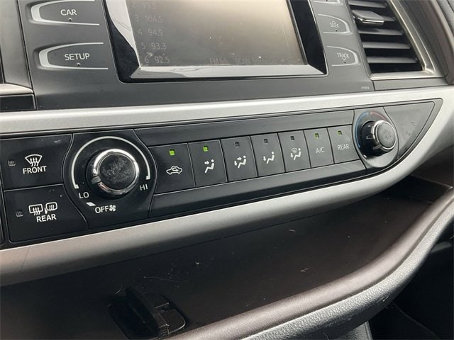 2019 Toyota Highlander LE 21