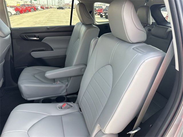 Thumbnail: 2026 Toyota Highlander - 17