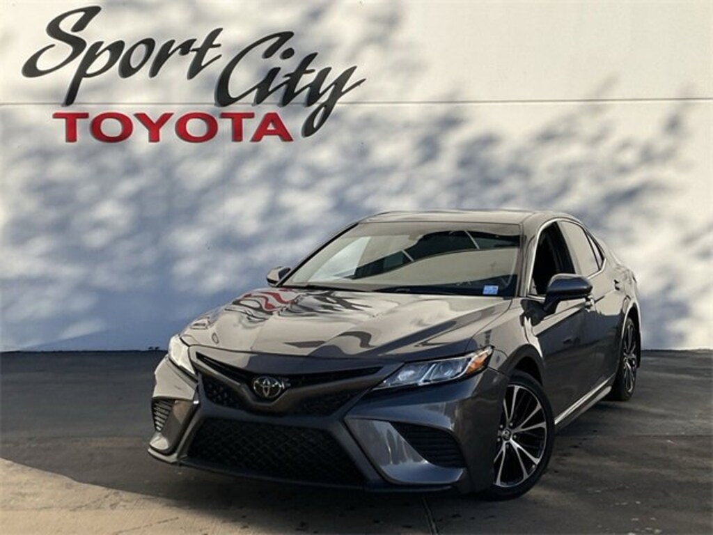 Used 2020 Toyota Camry SE Sedan