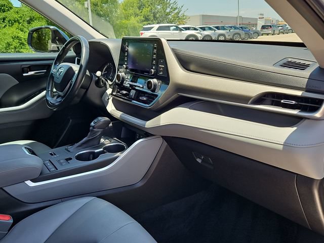 Thumbnail: 2022 Toyota Highlander - 20