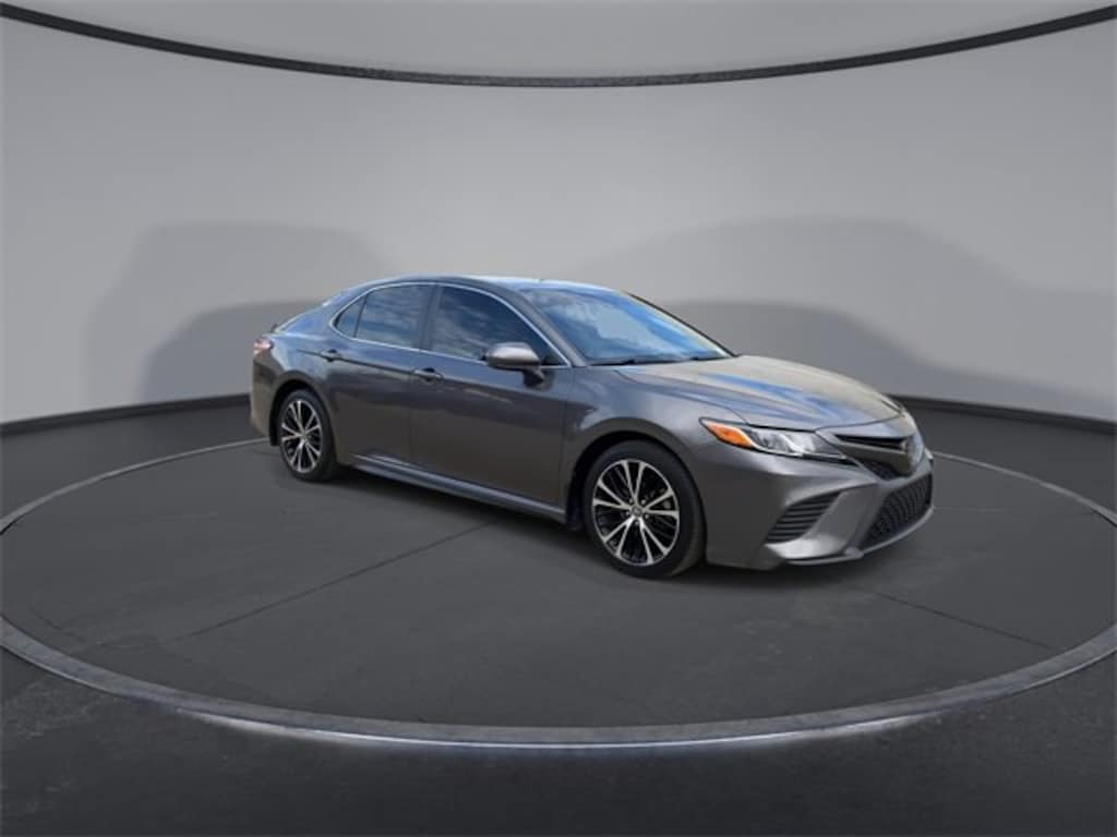 Used 2020 Toyota Camry SE Sedan