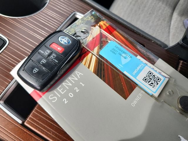 Thumbnail: 2021 Toyota Sienna - 28