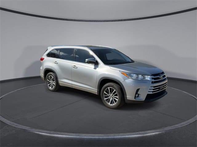 Used 2017 Toyota Highlander XLE with VIN 5TDKZRFH5HS508053 for sale in Dallas, TX