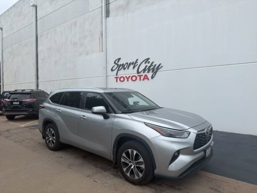 Used 2024 Toyota Highlander LE SUV