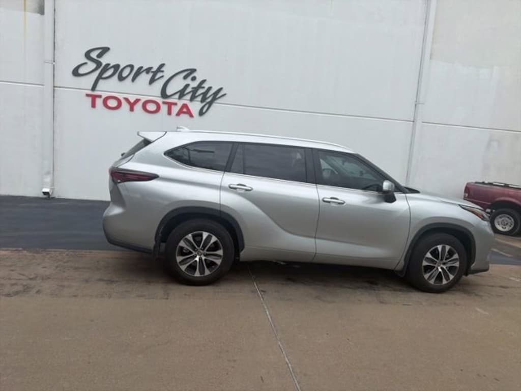 Used 2024 Toyota Highlander LE SUV