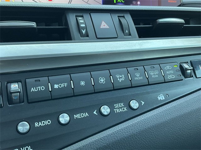 Thumbnail: 2020 Lexus ES - 23