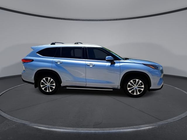 Thumbnail: 2022 Toyota Highlander - 8