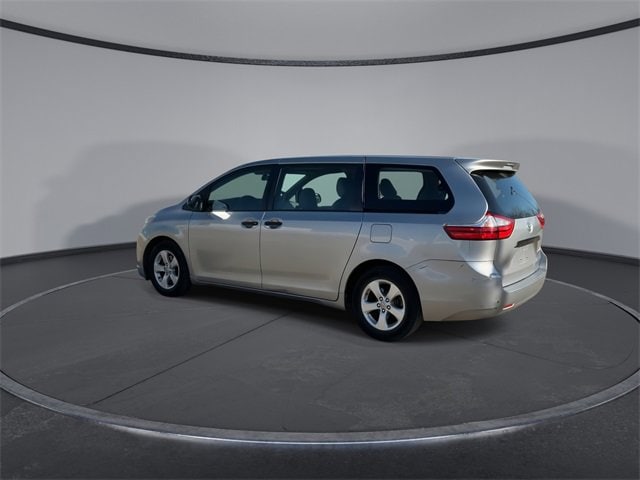 Thumbnail: 2015 Toyota Sienna - 6