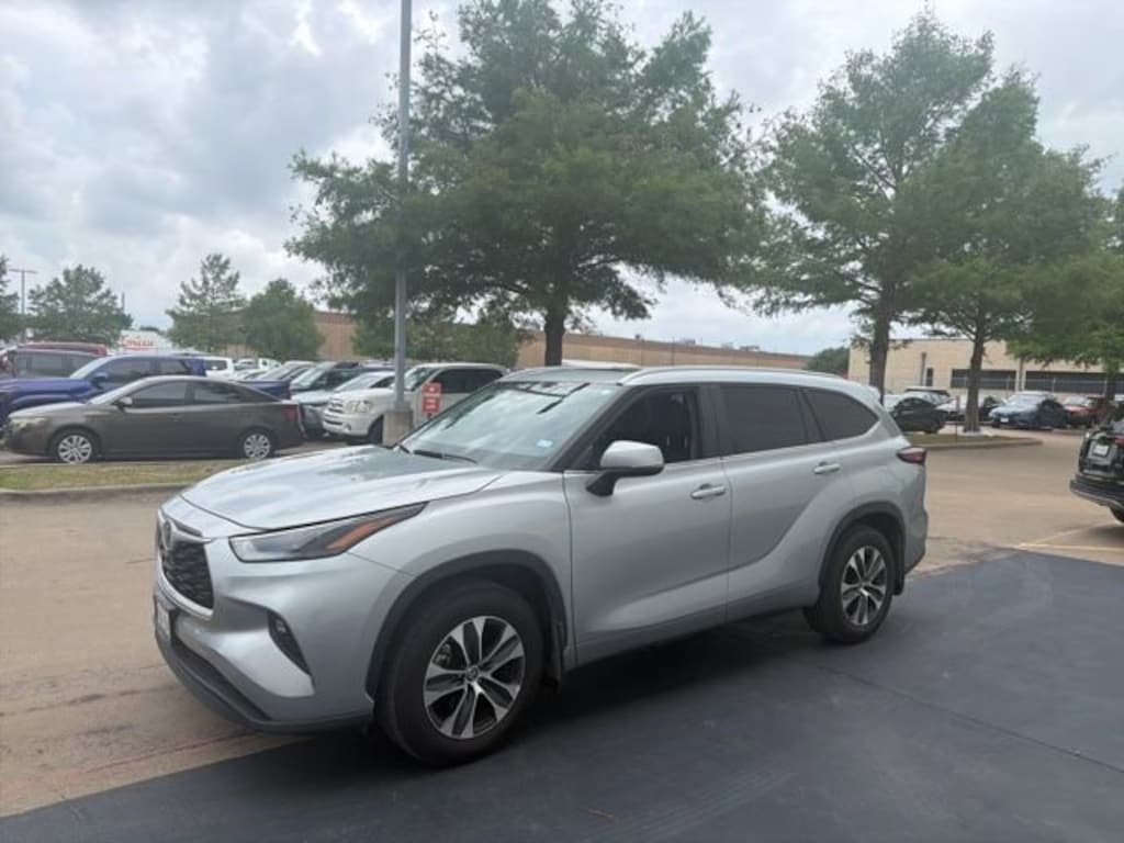 Used 2024 Toyota Highlander LE SUV