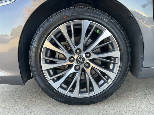 Thumbnail: 2020 Lexus ES - 11