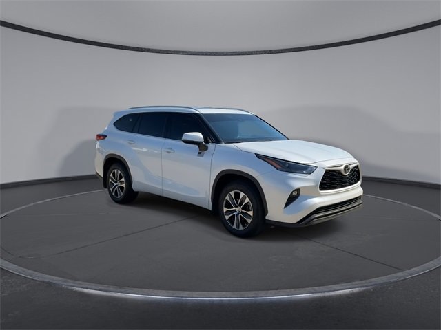 2022 Toyota Highlander XLE photo 2