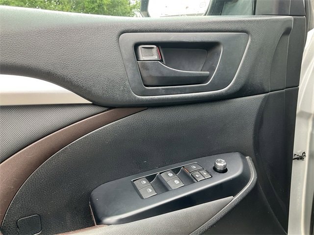 2019 Toyota Highlander LE 13