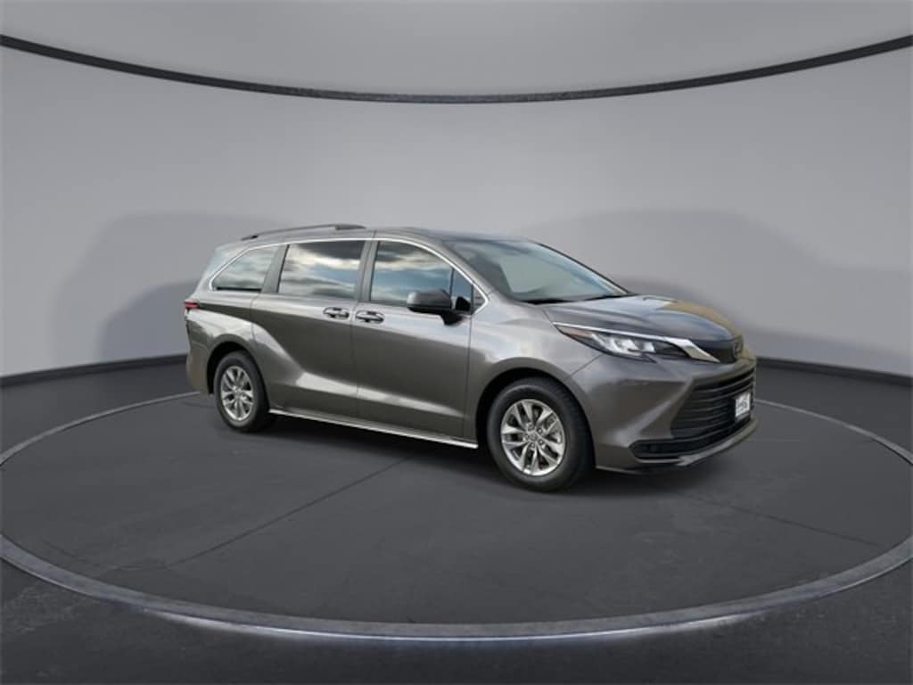 Used 2022 Toyota Sienna LE 8 Passenger Van Passenger Van