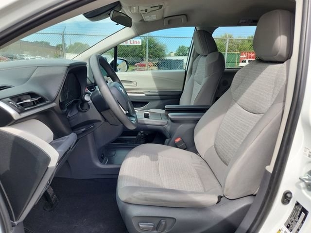 Thumbnail: 2021 Toyota Sienna - 14