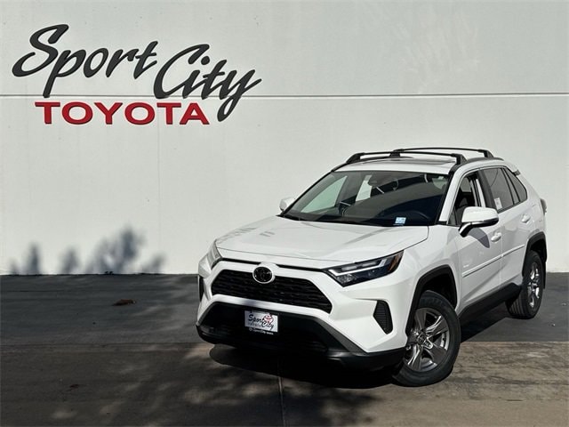 2025 Toyota RAV4 XLE's photo