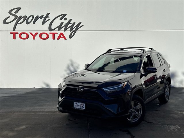 2025 Toyota RAV4 XLE's photo