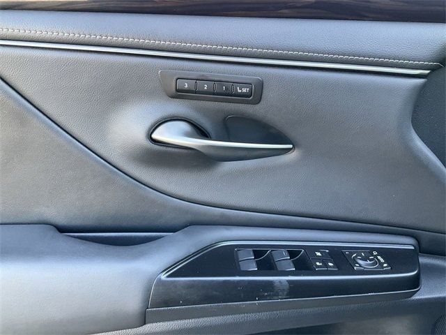 Thumbnail: 2020 Lexus ES - 13