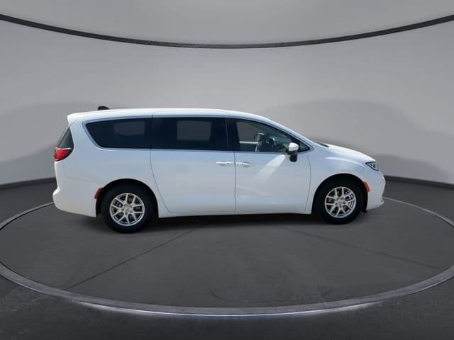 Thumbnail: 2023 Chrysler Pacifica - 9