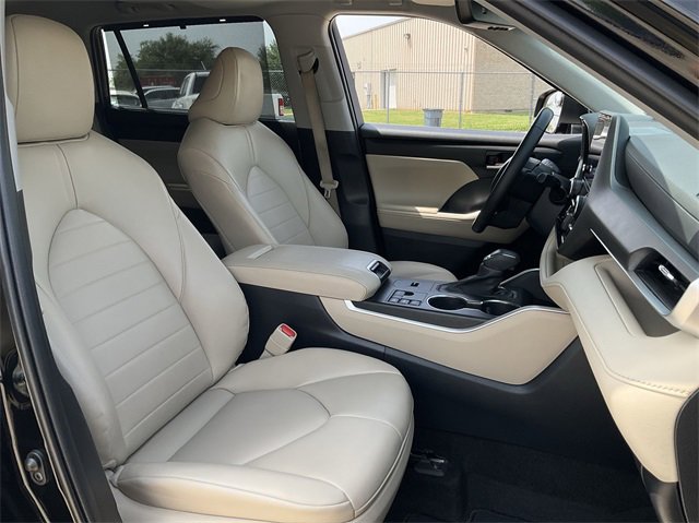 Thumbnail: 2023 Toyota Highlander - 18