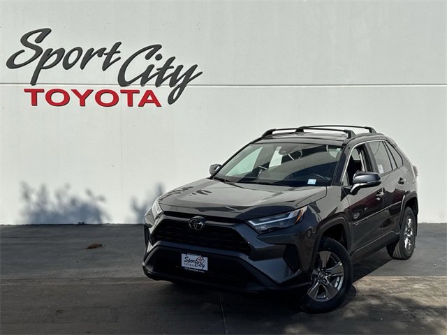 2025 Toyota RAV4 XLE's photo