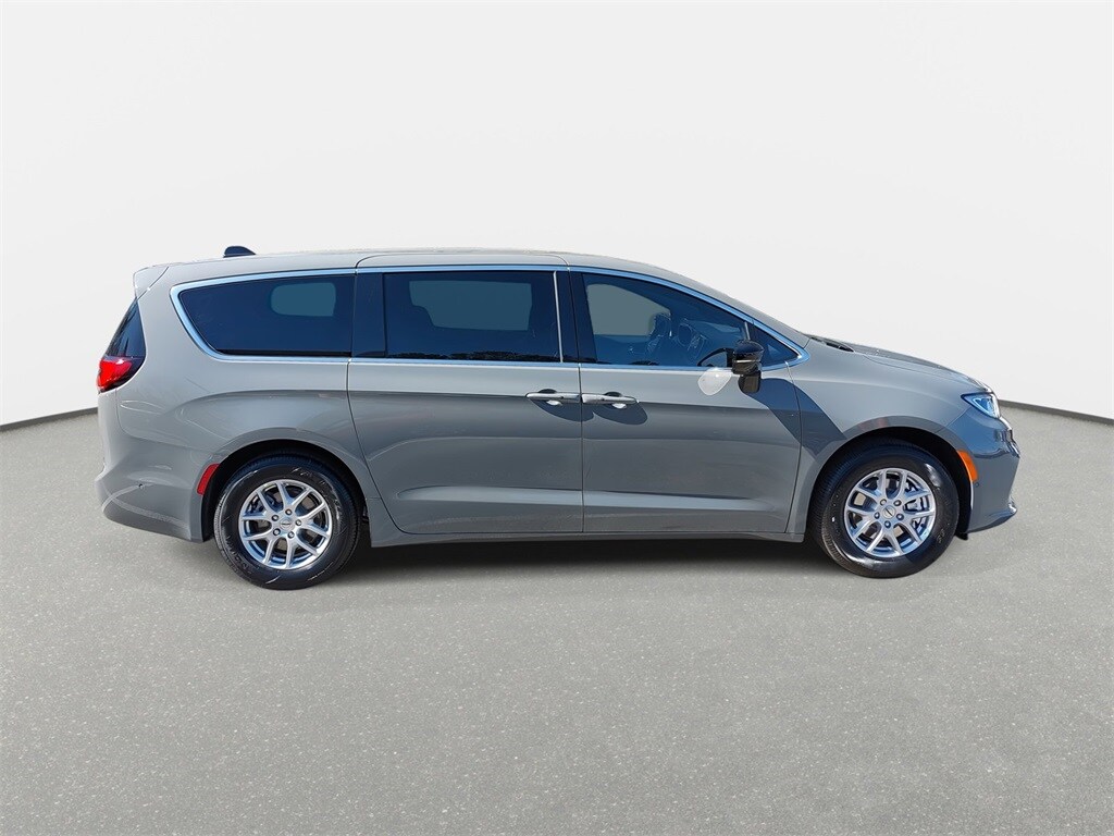 2025 Chrysler Pacifica photo 4