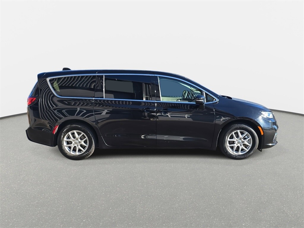 2024 Chrysler Pacifica Touring L photo 4