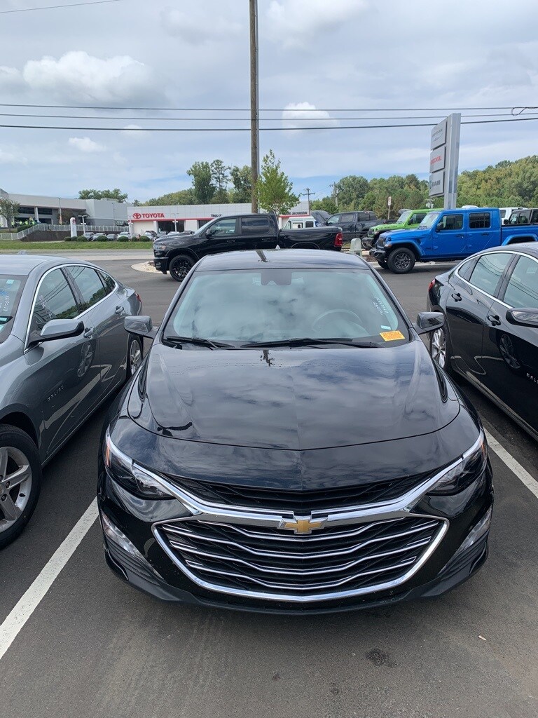 2024 Chevrolet Malibu 1LT photo 2