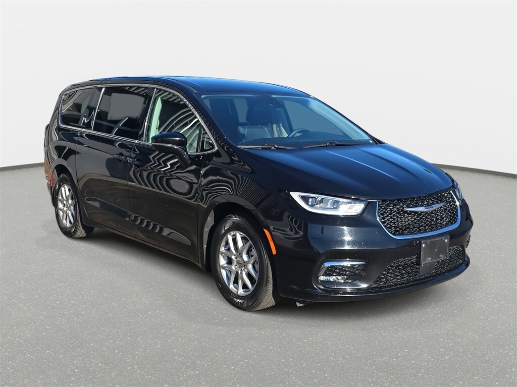 2024 Chrysler Pacifica Touring L photo 3