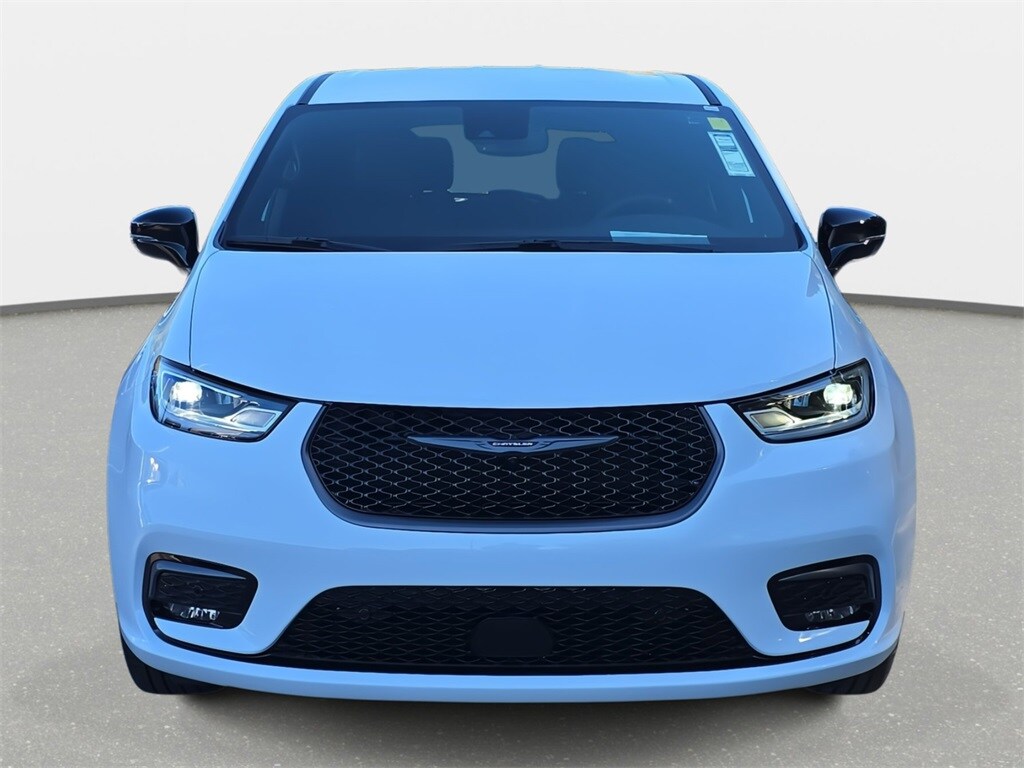 2026 Chrysler Pacifica photo 2