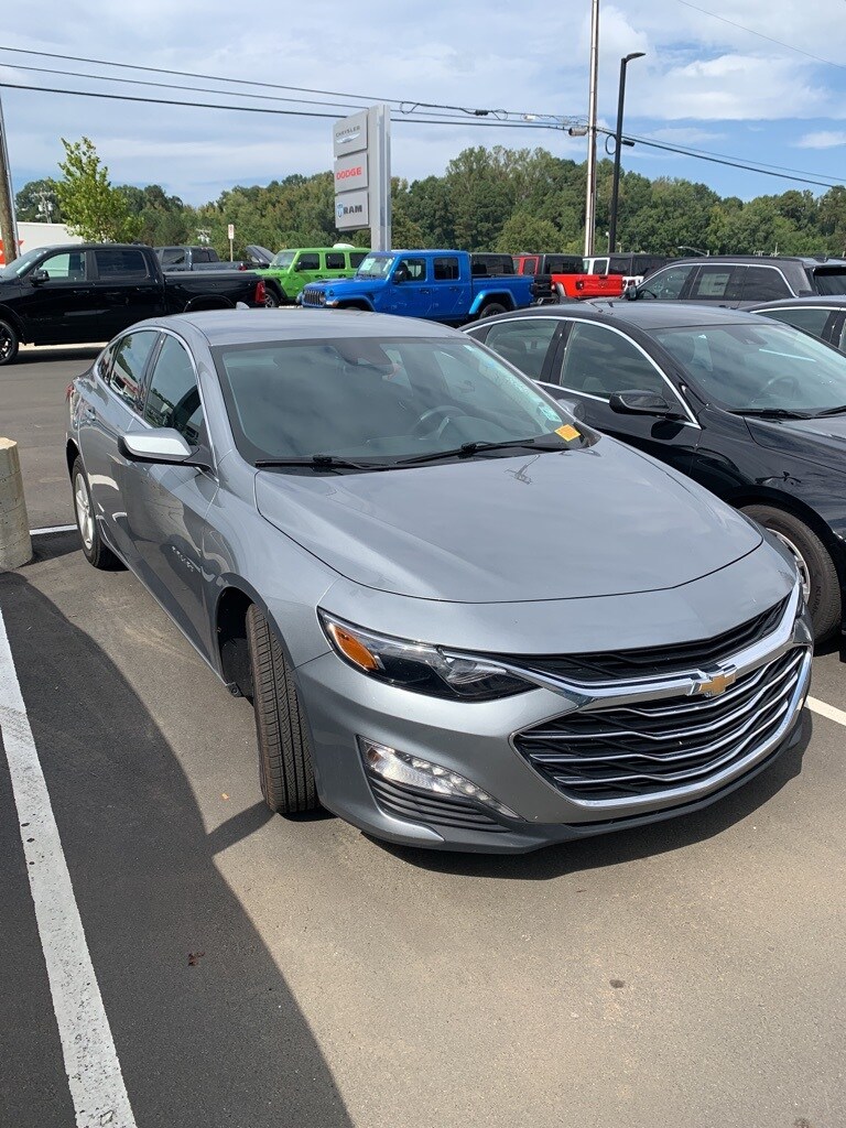 2024 Chevrolet Malibu 1LT photo 2