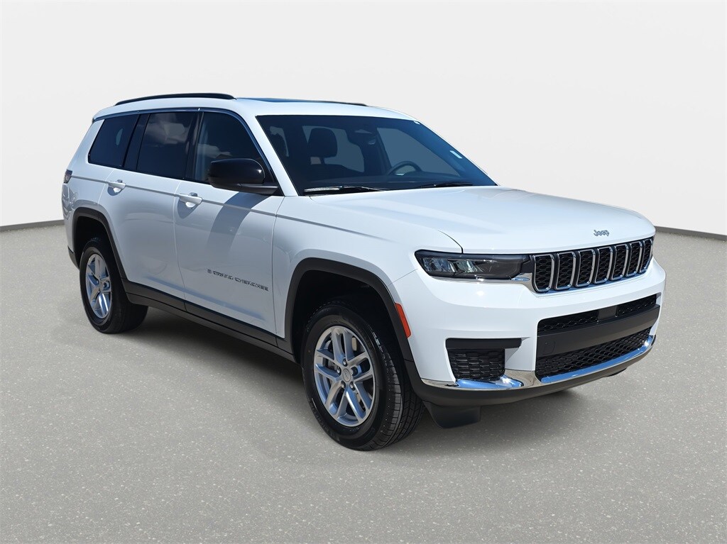 2025 Jeep Grand Cherokee Laredo photo 3