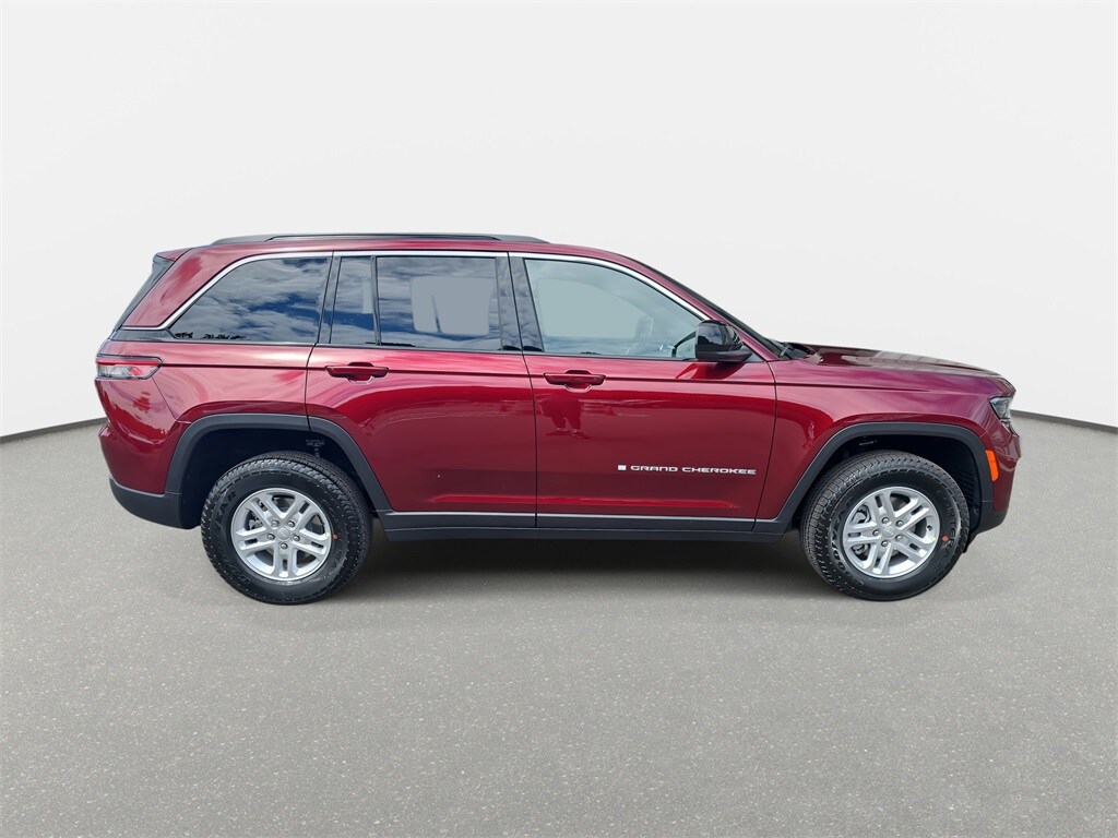 2025 Jeep Grand Cherokee Laredo photo 4