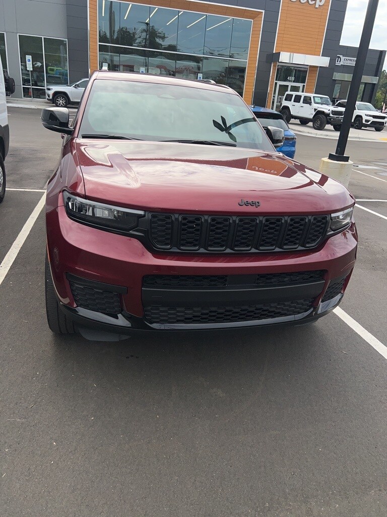 2023 Jeep Grand Cherokee Altitude photo 2