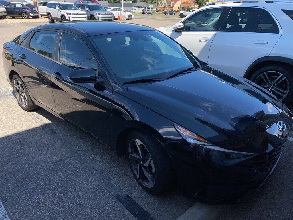 2023 Hyundai Elantra SEL Convenience photo 2