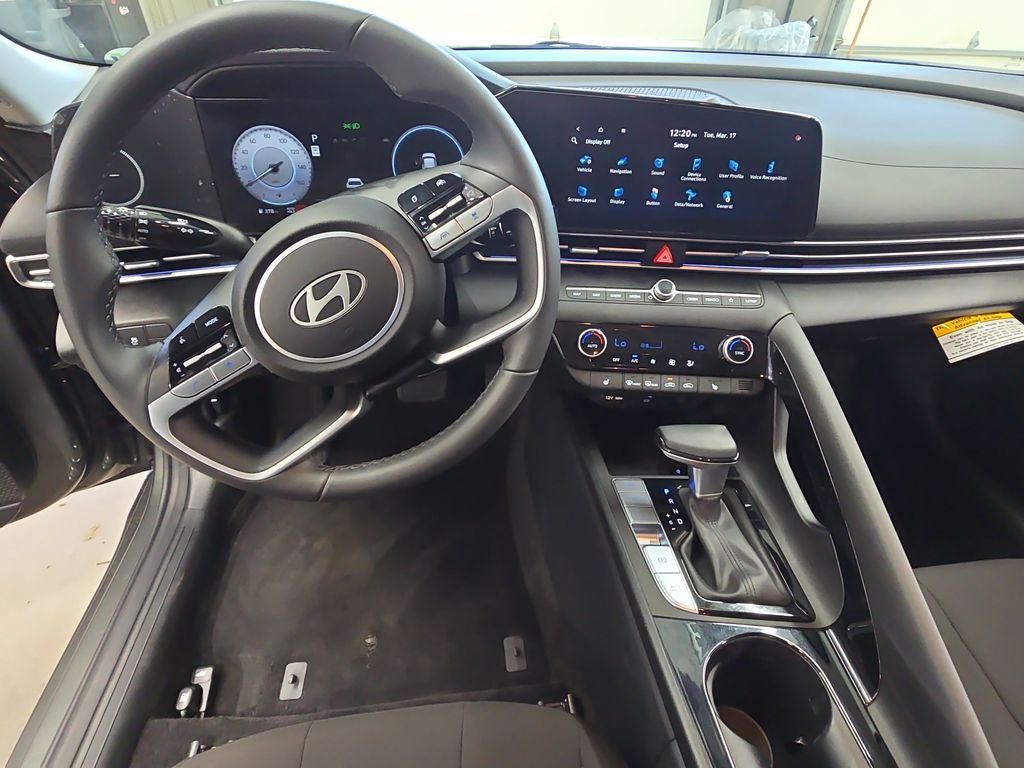 2025 Hyundai Elantra SEL - Photo 16